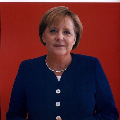 کتاب آزادی و توسعه صدراعظم آنگلا مرکل نشر نیستان